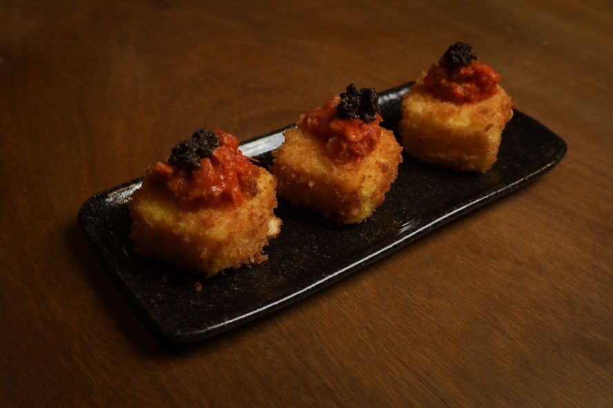 Receita de polenta crocante com ragu de linguiça calabresa