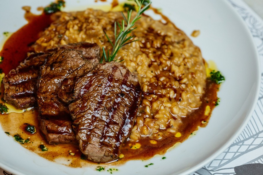 Escalope de filé mignon ao molho de vinho tinto com risoto de cebola