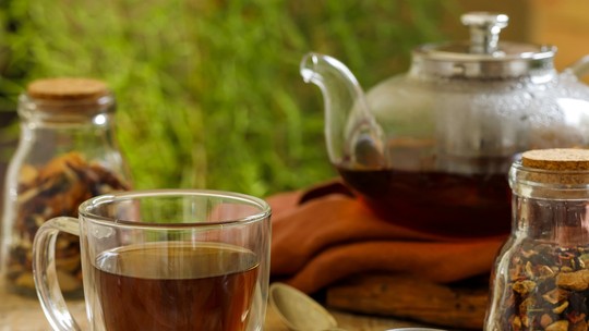 Chá de erva mate e especiarias homenageia os 70 anos de Casa e Jardim