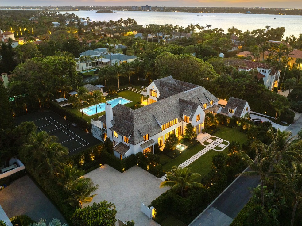 A casa é uma das vendas fora da orla da praia mais caras já feitas na ilha de Palm Beach — Foto: Brown Harris Stevens / Drone Hub / Reprodução