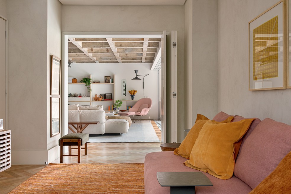 SALA DE TV | Pode ligar-se ao estar. Na passagem entre os dois ambientes, há o pequeno banco da Loja Teo, mesmo fornecedor da gravura de Massuo Nakakubo, na parede acima do sofá — Foto: André Scarpa/Divulgação | Produção: Aldi Flosi/Divulgação 