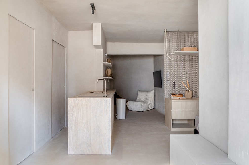 Apartamento monocromático tem 33 m² e atmosfera relaxante. Projeto de Waldir Junior — Foto: Fábio Jr. Severo / Divulgação