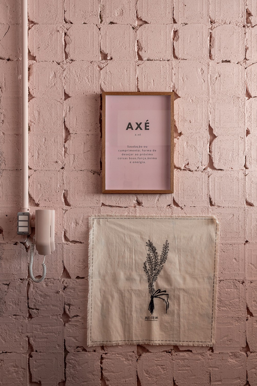Cozinha rosa é destaque em decoração de apartamento alugado de 90 m²