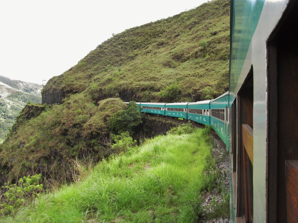 Composto por seis carros de passageiros, o trem da Vale que liga Ouro Preto a Mariana conta com um vagão panorâmico — Foto: Flickr / @arturorigami_ / CreativeCommons