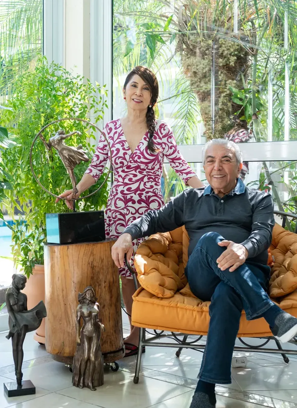 Alice Takeda e Mauricio de Sousa posam ao lado das esculturas que ela criou ao longo de anos — Foto: Mayra Azzi/ Editora Globo
