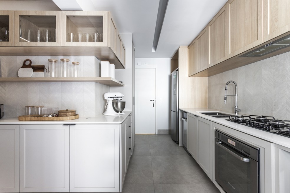 11 cozinhas com prateleiras funcionais que se destacam na decoração