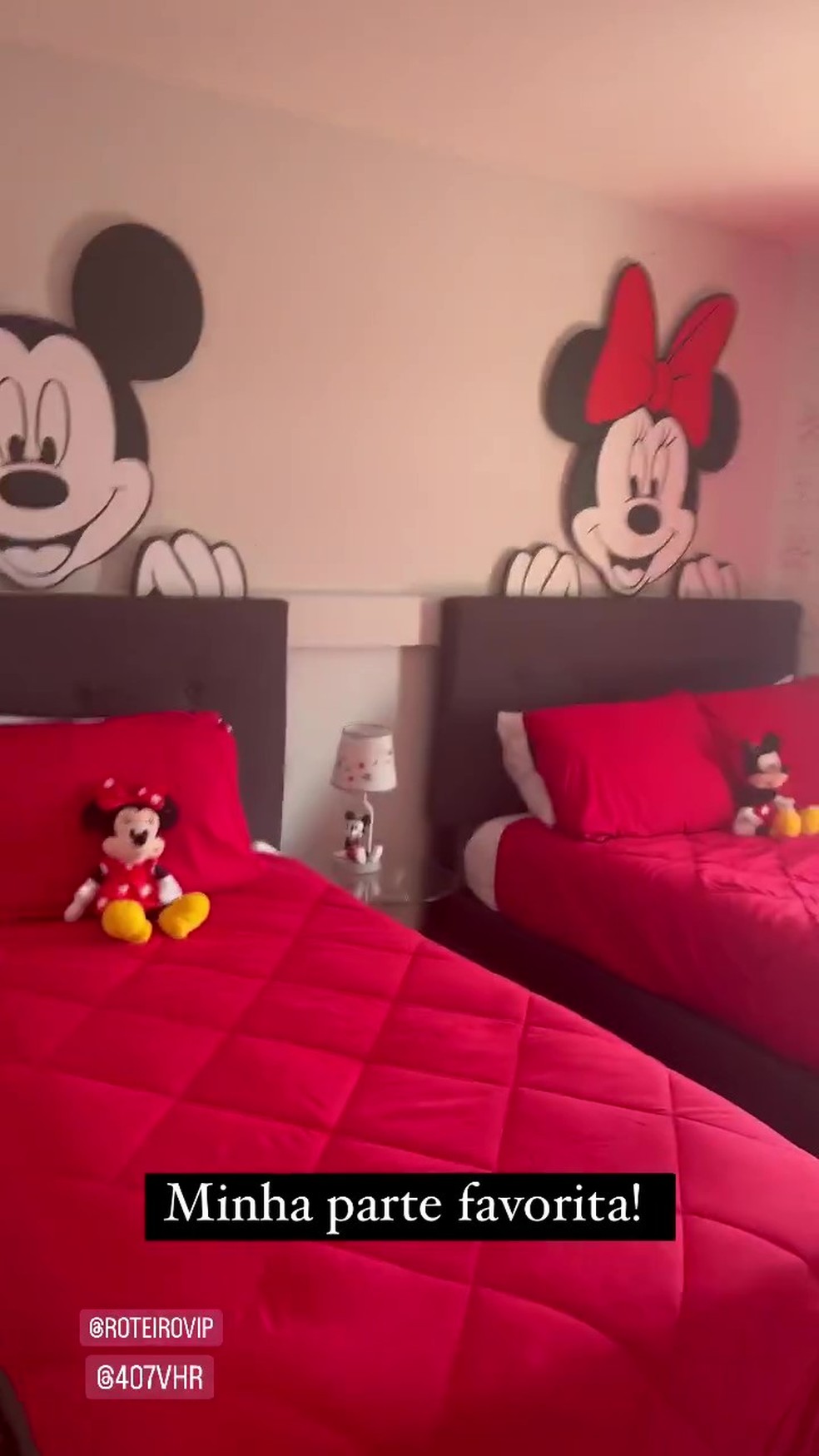 O quarto temático do Mickey e da Minnie tem duas camas e vários detalhes que complementam a decoração — Foto: Instagram / Reprodução