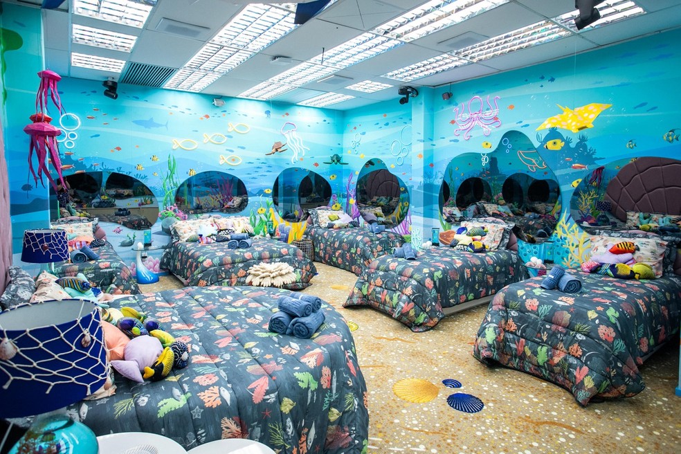 O quarto "fundo do mar" é um pouco maior, com quatro camas de solteiro e duas camas de casal — Foto: Paulo Belote / Globo / Divulgação