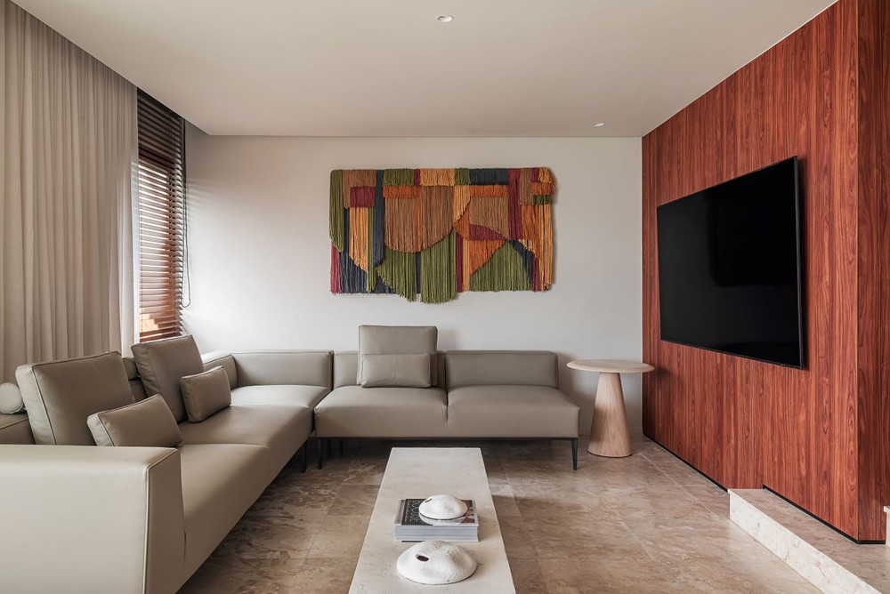 Como fazer a TV ficar bonita na sala de estar: dicas + 40 inspirações