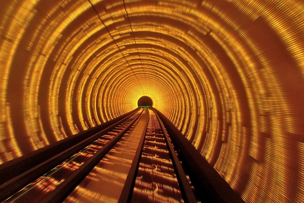 Uma atração turística e meio de transporte, o Bund Sightseeing Tunnel apresenta um show de luzes futuristas em Xangai — Foto: Flickr / todd sheridan / Creative Commons