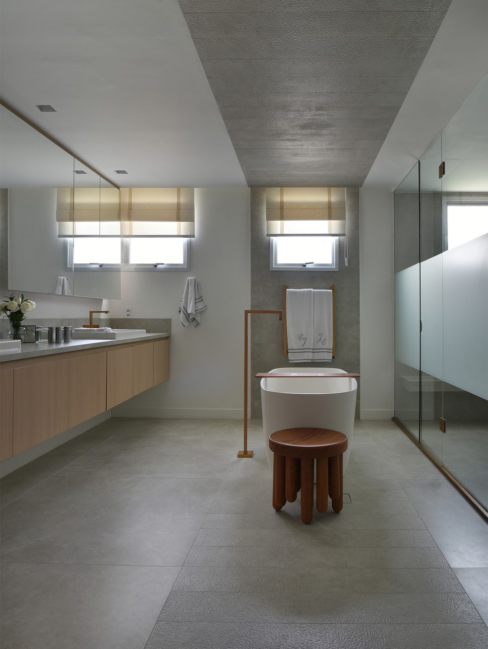 BANHEIRO | A banheira confere um clima de spa ao banheiro e é o ambiente ideal para relaxar — Foto: Sydney Doll / Divulgação