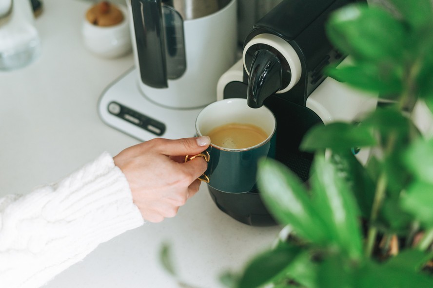 A cafeteira de espresso geralmente possui caldeira para cafés, capuccinos, chás e pode-se escolher entre café fraco, médio e forte.