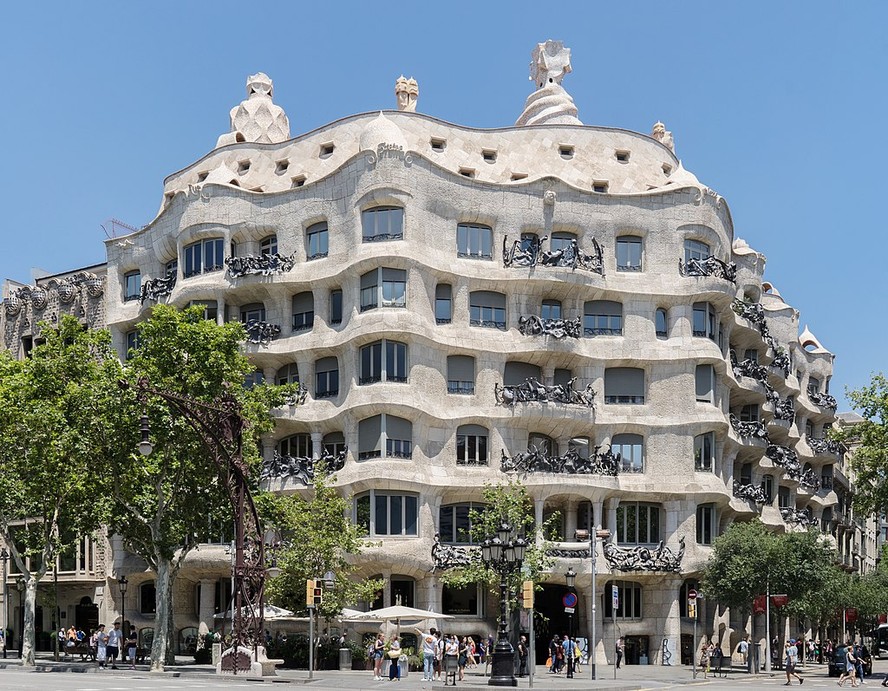 Casa Milá, em Barcelona (Espanha), do arquiteto catalão Antoni Gaudí, é um exemplo de obra no estilo Art Nouveau