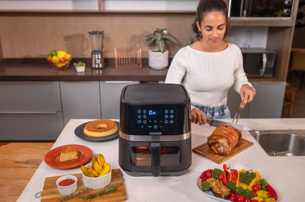 No cesto, há uma grelha removível com revestimento antiaderente, que não faz mal à saúde e facilita a limpeza após o preparo das refeições — Foto: Divulgação