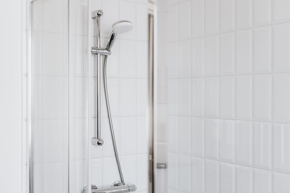 Conheça a praticidade do chuveiro com ducha manual e 5 modelos - Casa e  Jardim