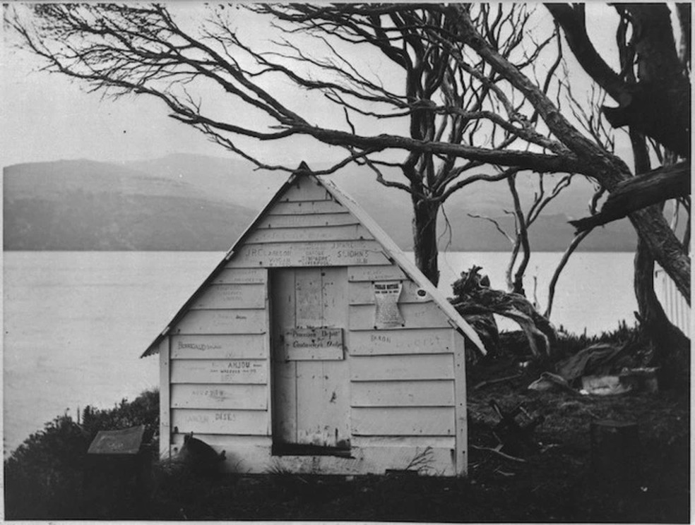 Depósito em Camp Cove, nas Auckland Islands — Foto: Samuel Page / National Library NZ / Reprodução