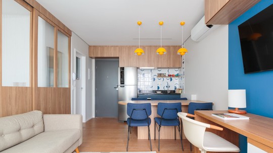 Apartamento de 42 m² tem boas soluções de marcenaria e integração