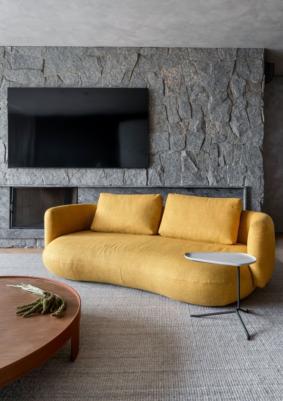 Design moderno, madeira, pedra e pontos de cor marcam apartamento no RS