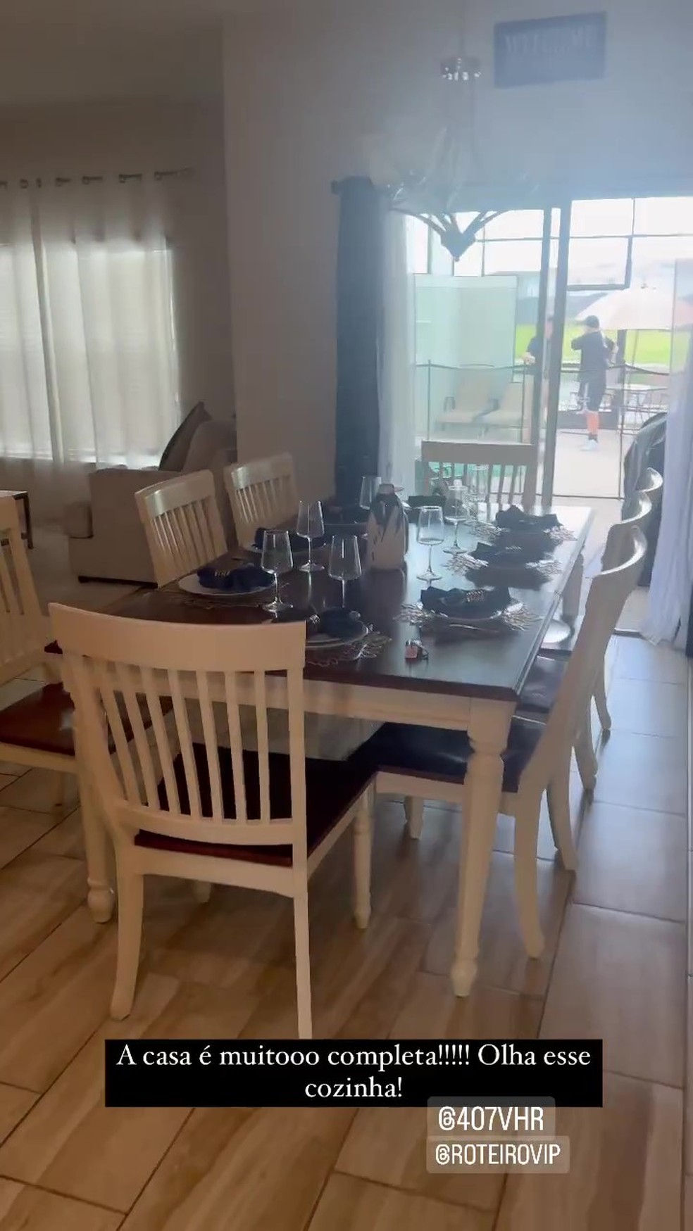 A sala de jantar da mansão tem espaço para oito convidados — Foto: Instagram / Reprodução