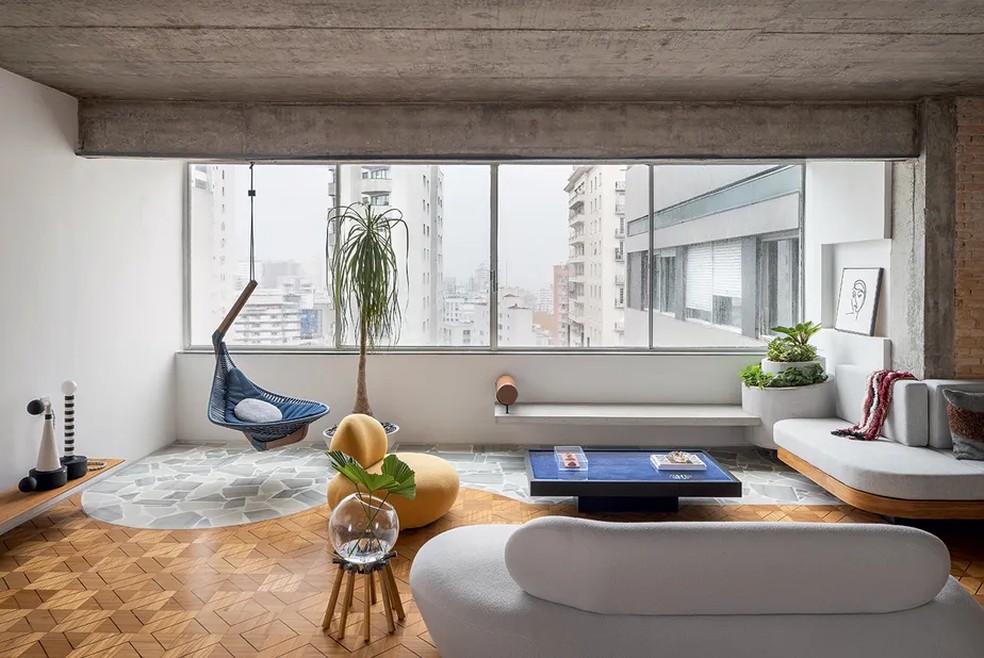 Arte e brutalismo se destacam em apartamento alugado em SP. Projeto de Zalc Arquitetura — Foto: André Mortatti / Editora Globo