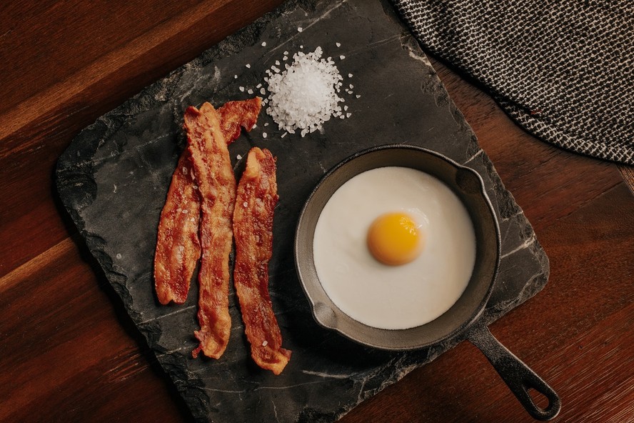 O bacon é um ingrediente versátil que é usado em uma variedade de receitas em todo o mundo