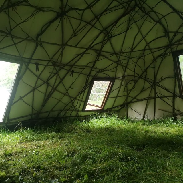 Mulher vende sua casa para morar em uma tenda, que ela mesma fez ...