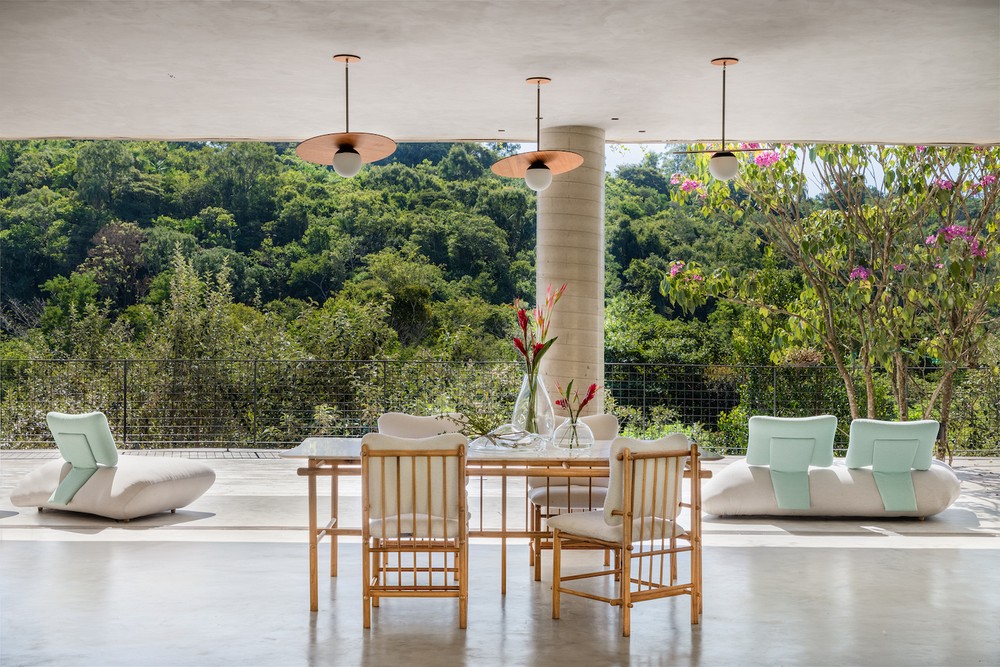 Casa tem design escultural para valorizar a natureza e o bem-estar