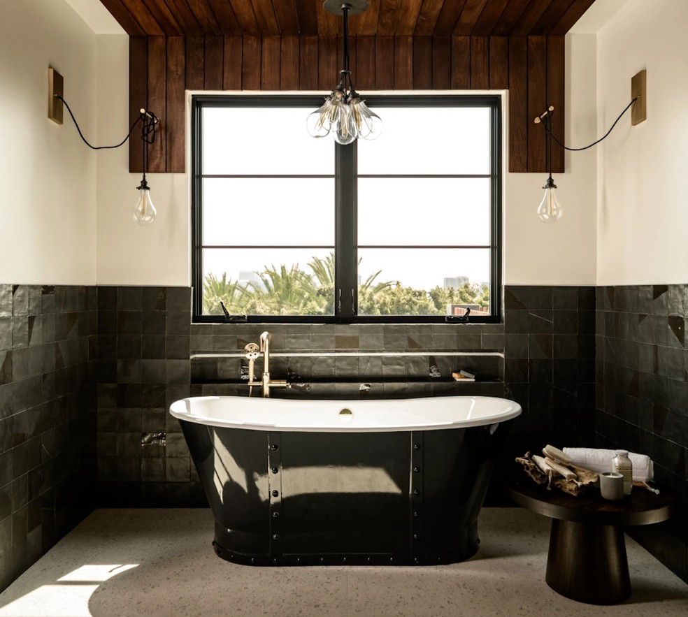 O banheiro da suíte tem azulejos importados da Espanha e uma banheira de ferro fundido — Foto: Nils Timm / Reprodução