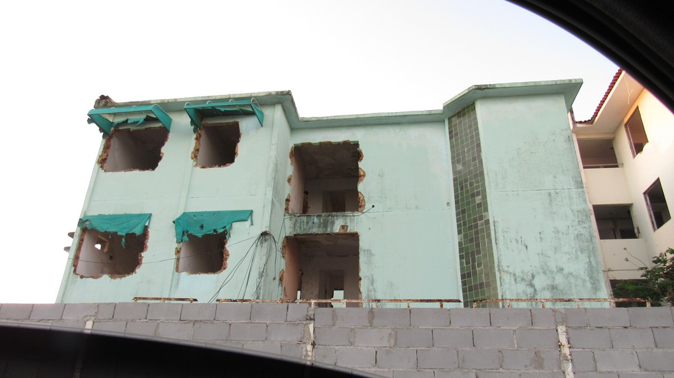 O bairro Pinheiro, em Maceió, AL, foi uma das áreas afetadas pelo afundamento do solo associado à exploração de sal-gema. O fenômeno provocou danos em imóveis e levou à desocupação de milhares de moradores — Foto: Myllena Azevedo/Wikimedia Commons