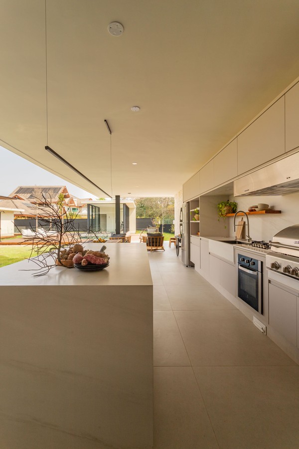 Casa no interior prioriza design leve para valorizar o verde ao redor
