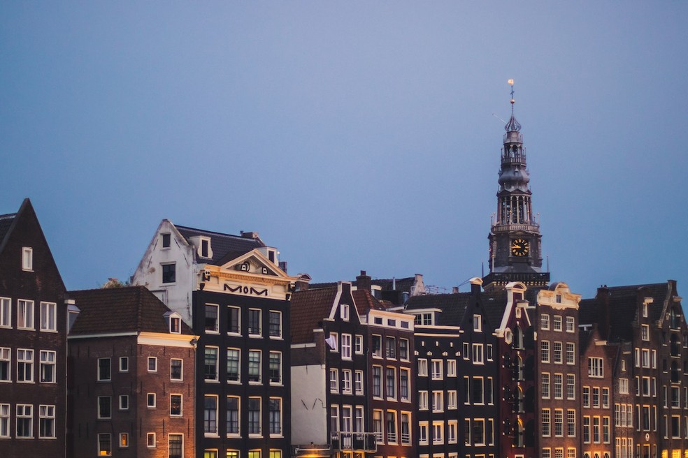 Pilastras, colunatas e frontões são elementos arquitetônicos comuns em casas à beira dos canais de Amsterdam — Foto: Pexels / Jeswin Thomas / Creative Commons
