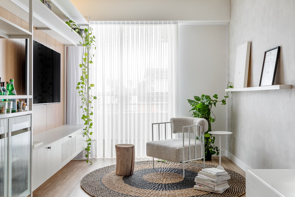 Apartamento de 37 m² tem tons neutros e espaço para receber bem. Projeto de Natan Hostins Design — Foto: Fabio Jr. Severo / Divulgação