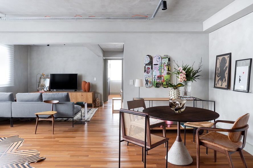 Minimalismo e design imprimem personalidade em apartamento de 100 m²
