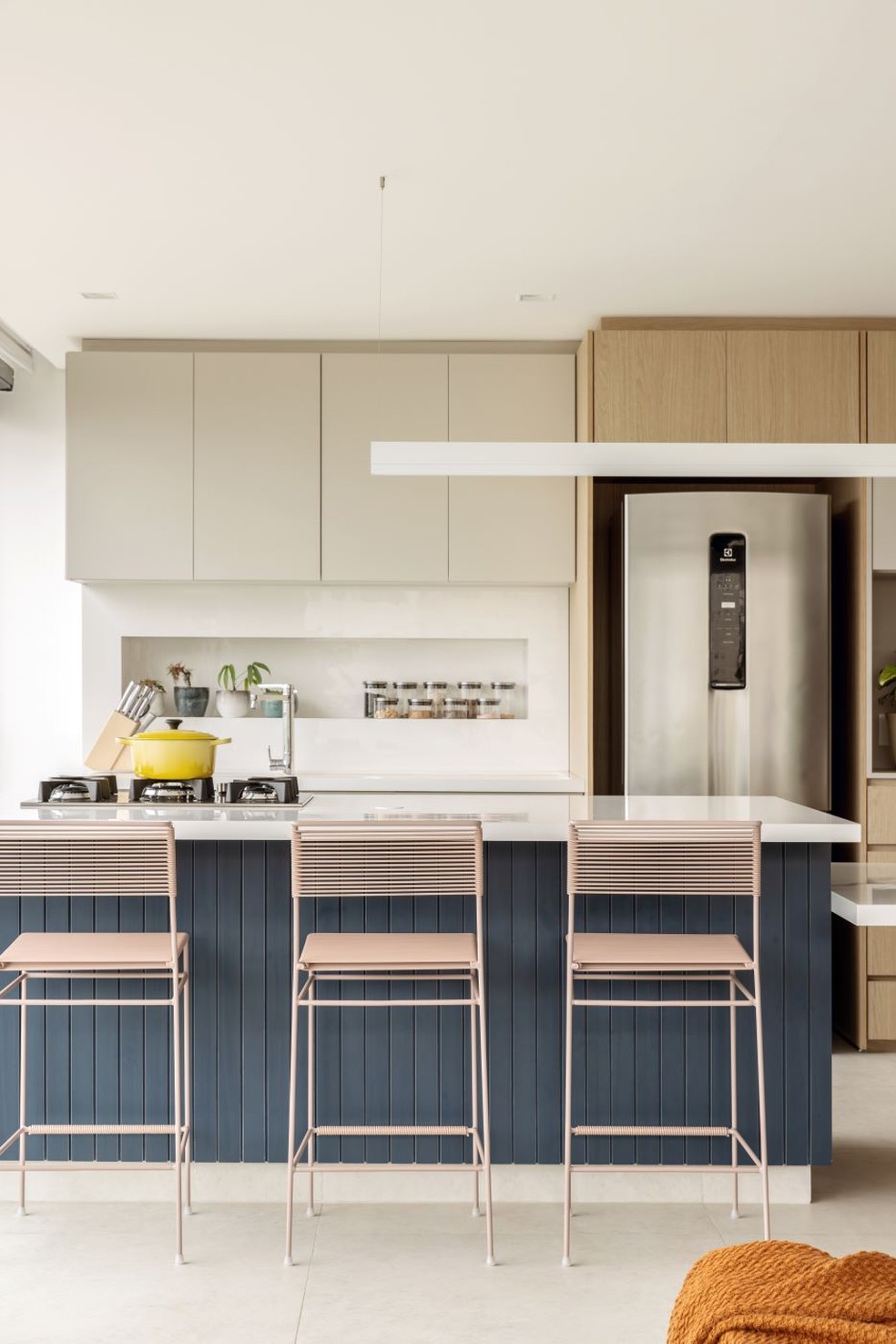 Projeto promove integração e funcionalidade em apartamento de 170 m²