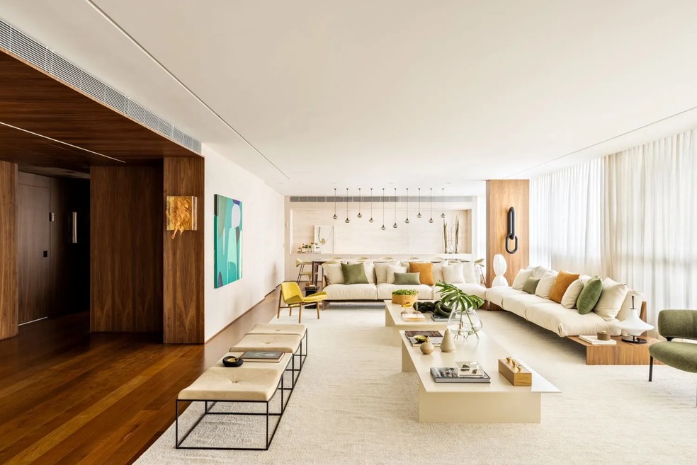 O sofá em L é ideal para a família receber os convidados. Projeto do escritório Figueiredo Fischer Arquitetos   — Foto: Fran Parente / Divulgação