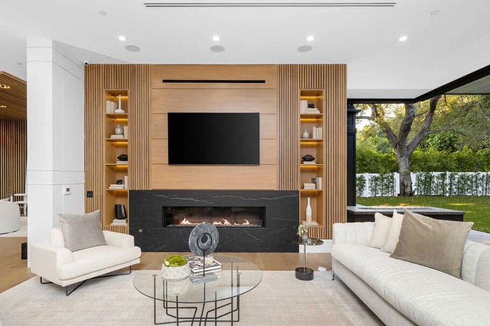 Sala de estar da mansão de Michael Jordan — Foto: The Luxury Level/House & Home/Reprodução