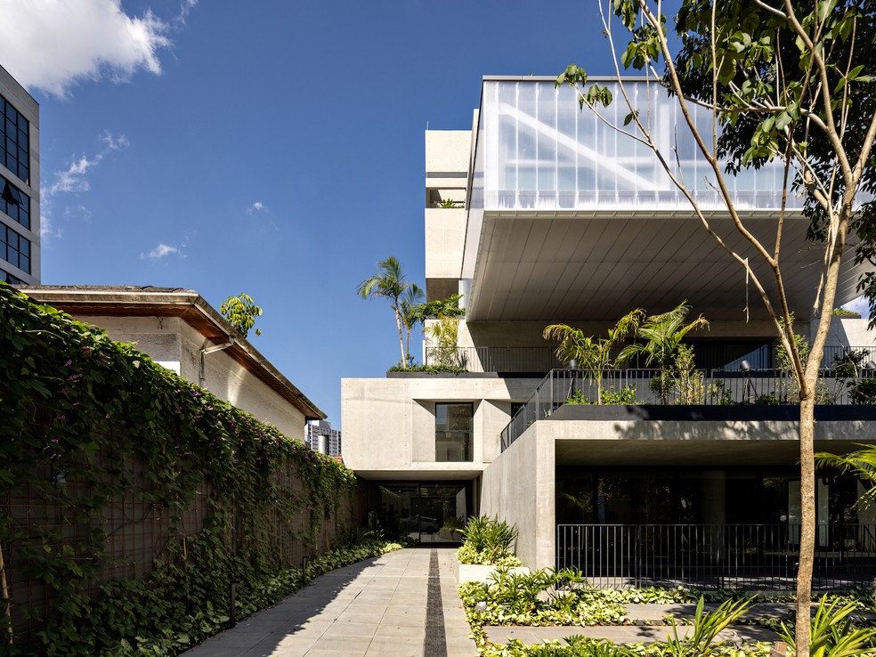 A entrada ampla e aberta incorpora o prédio ao entorno de forma leve e fluida — Foto: Fran Parente / Divulgação