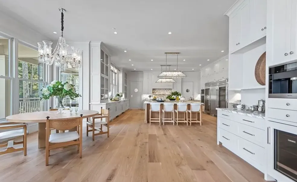 Cozinha e sala da mansão em bairro nobre de Los Angeles — Foto: Berkshire Hathaway HomeServices/Reprodução