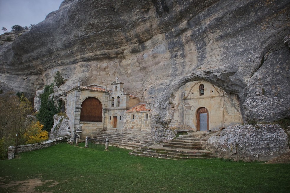 A impressionante entrada das cavernas de Ojo Guareña, esculpida na rocha calcária — Foto: Flickr / Arianna Rosso / Creative Commons
