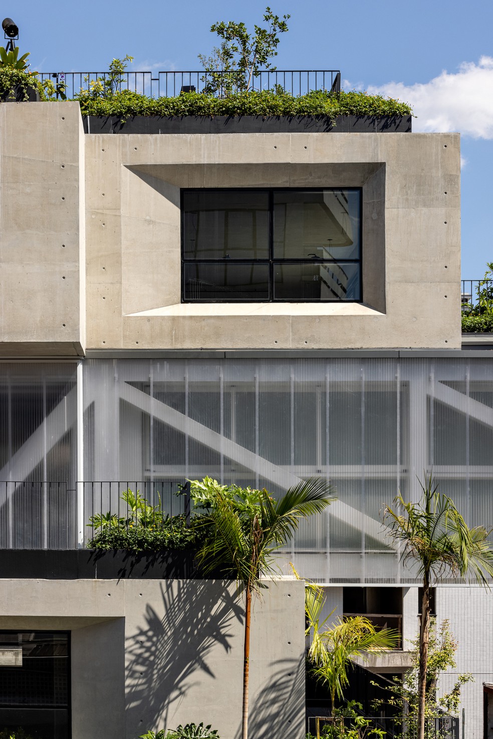 A grandes janelas trazem luz natural abundante para os interiores do edifício — Foto: Fran Parente / Divulgação