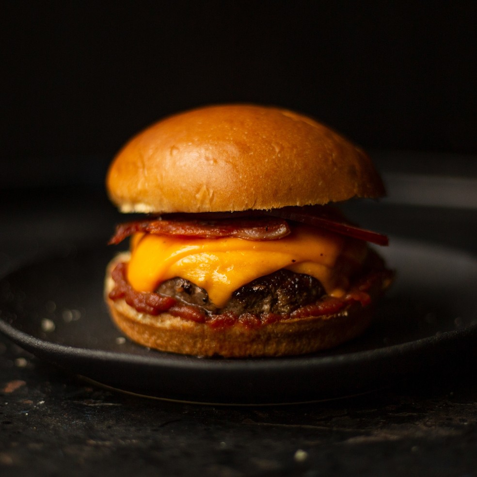 Receita de hambúrguer com queijo cheddar, bacon e barbecue — Foto: Divulgação / HeavySauce