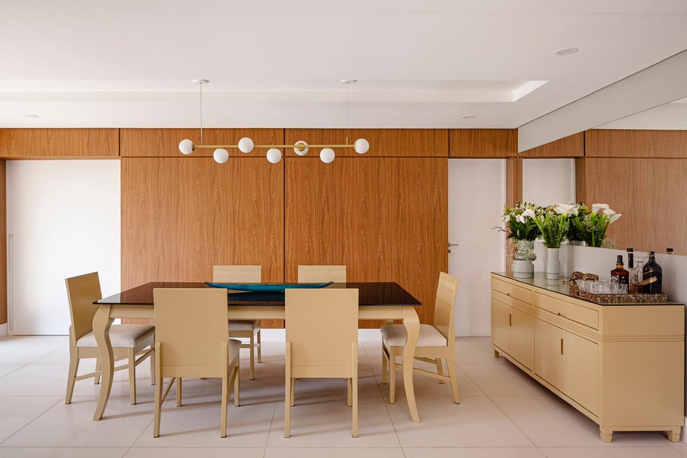 O arquiteto Allan Carcidedo repaginou os móveis de família muito antigos com o uso da laca para compor com nova atmosfera clean e sofisticada da sala de jantar — Foto: Divulgação