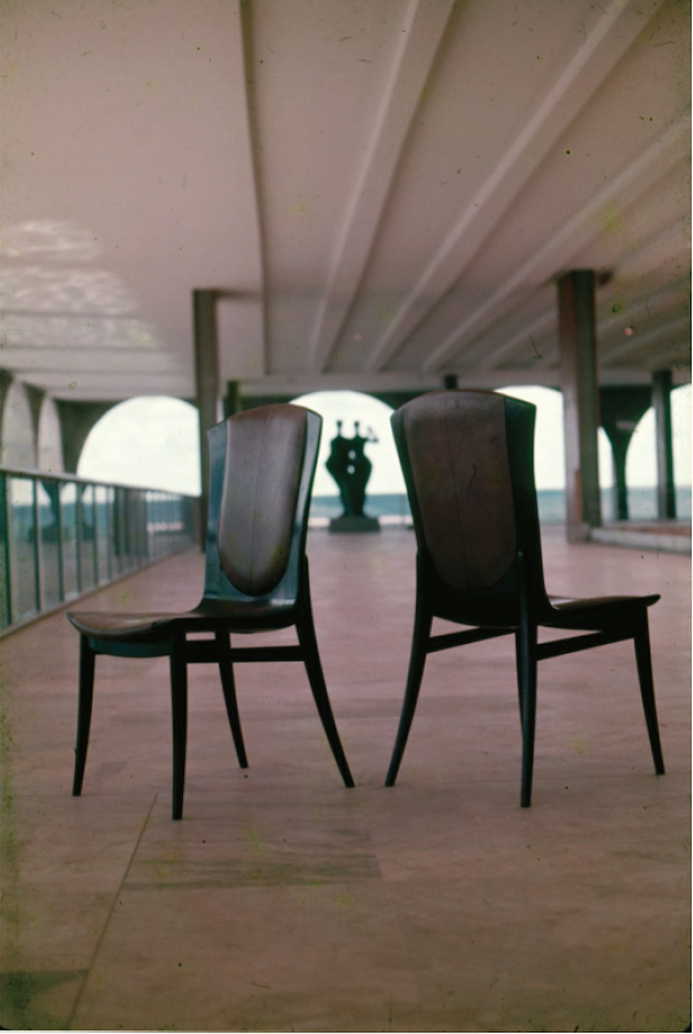 As cadeiras "Arcos" têm um design que faz referência aos arcos do Itamaraty — Foto: Divulgação