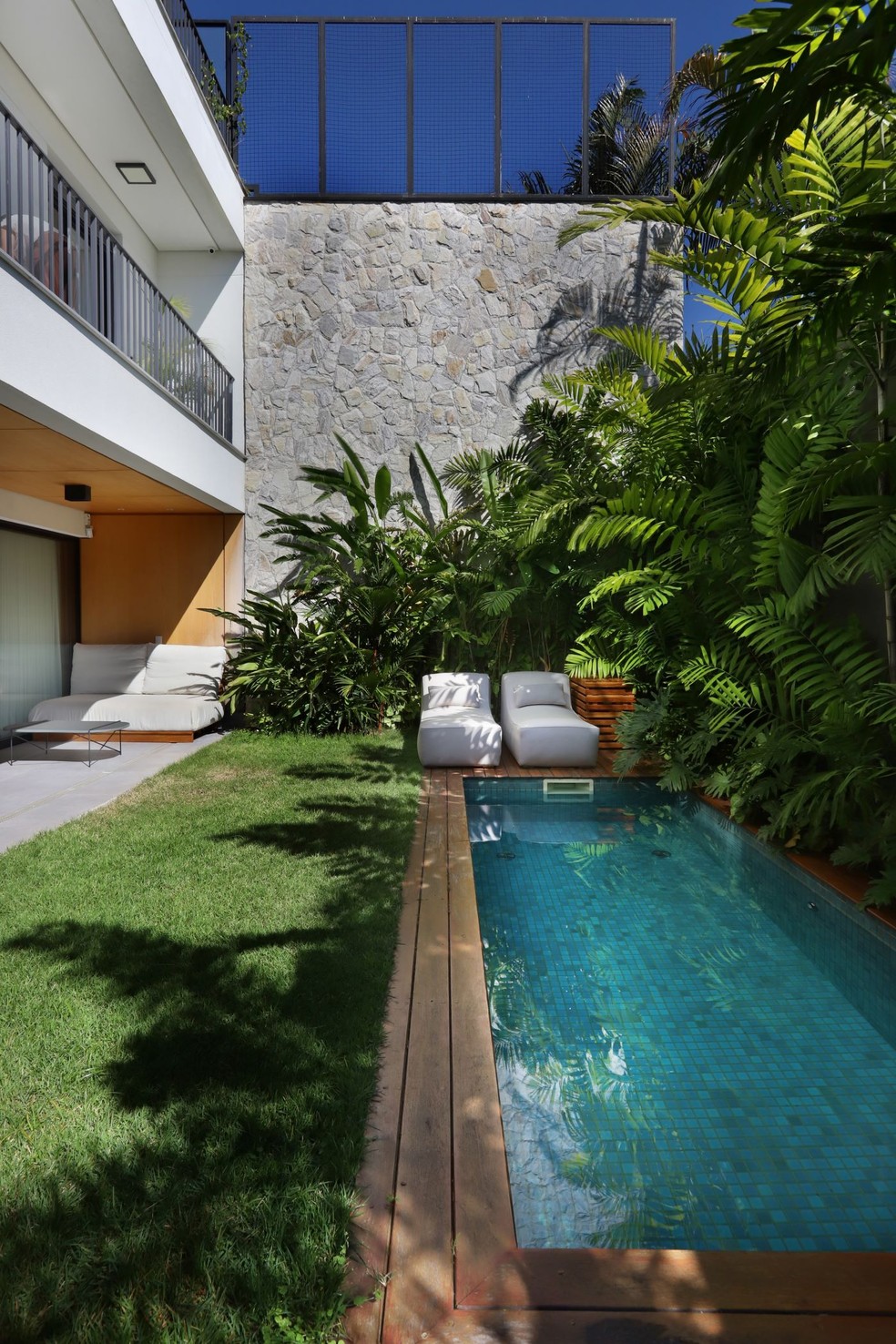 Integração, pedra natural e plantas personalizam casa de 500 m² ...