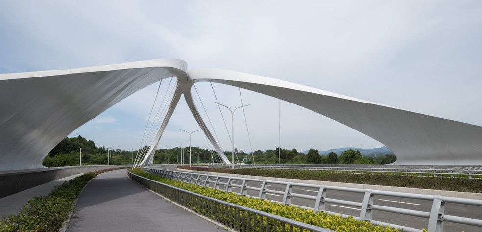 A ponte foi feita para ser usada por ciclistas, pedestres e veículos — Foto: Liang Xue / Zaha Hadid Architects / Divulgação