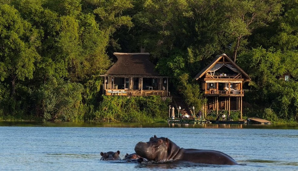Na segunda semana, os turistas viajarão em pequenas aeronaves para as margens do Rio Zambeze, na Zâmbia, e ficarão hospedados no Tongabezi Lodge — Foto: Tongabezi Lodge / Reprodução