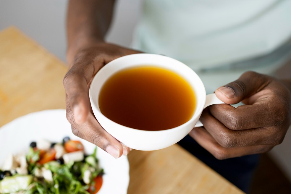 O chá de boldo pode ser consumido antes ou depois da refeição para auxiliar na digestão — Foto: Freepik / Creative Commons