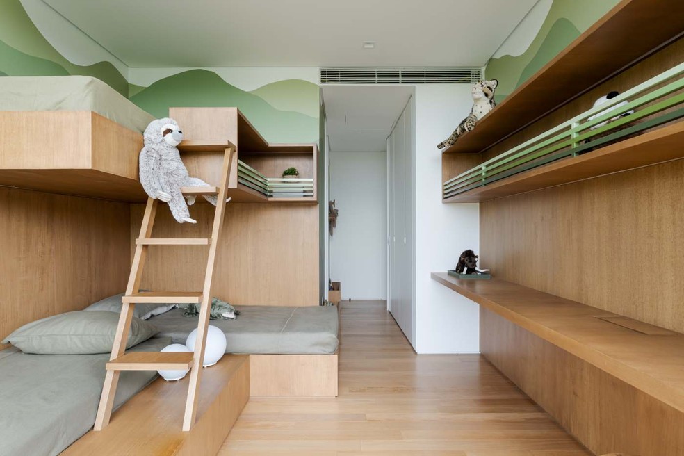 SUÍTE INFANTIL | Para o quarto do filho mais novo, a marcenaria assinada pelo escritório MAB3 incluiu três camas, além de escrivaninha e espaço para brinquedos — Foto: Ricardo Bassetti / Divulgação