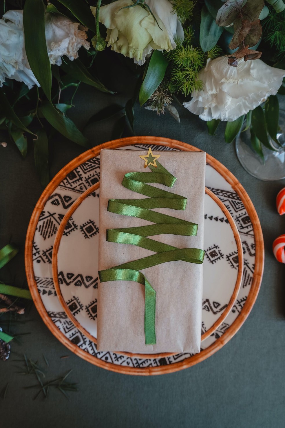 Aposte nos pequenos detalhes para compor a mesa de Natal sem precisar de louças especiais — Foto: Pexels / Işıl / Creative Commons
