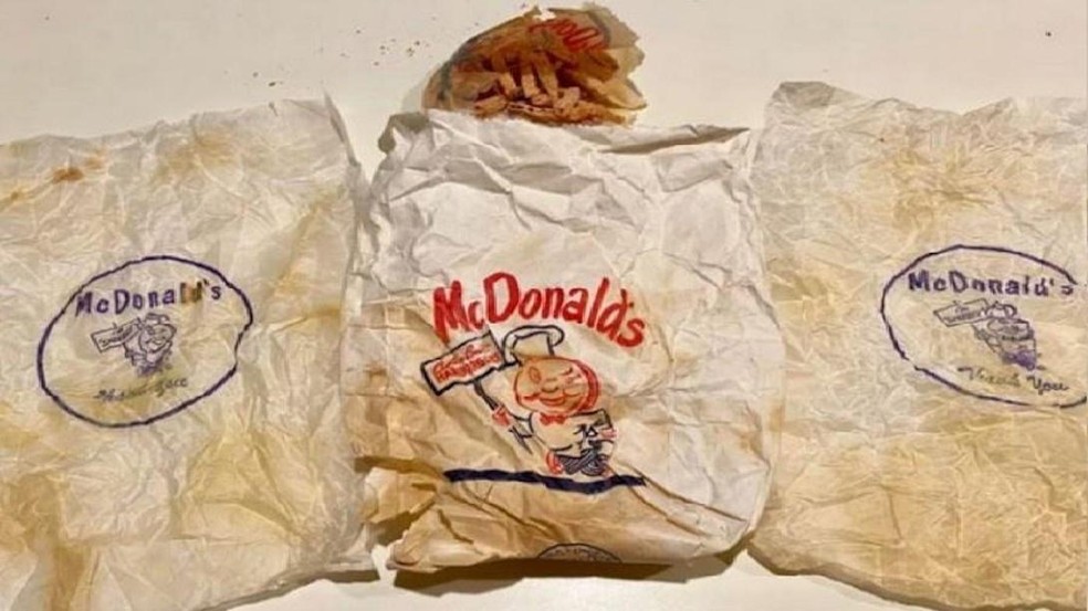 Restos de batatas fritas e sacos sujos do McDonald's estavam em parede de banheiro — Foto: Reddit / Reprodução
